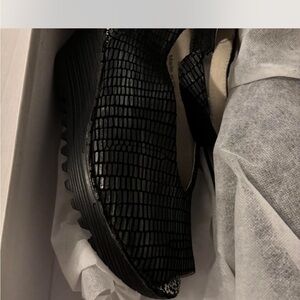 Stylish Black Textured Women's Shoes Bernie Mev's brand